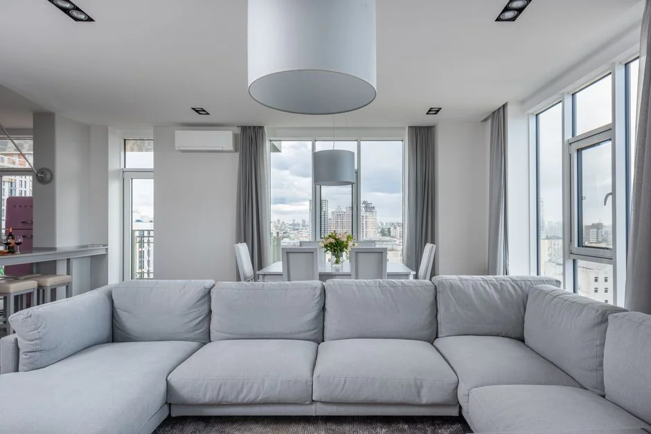 Un couple soulève ensemble un canapé pendant qu’il emménage dans un nouvel appartement.